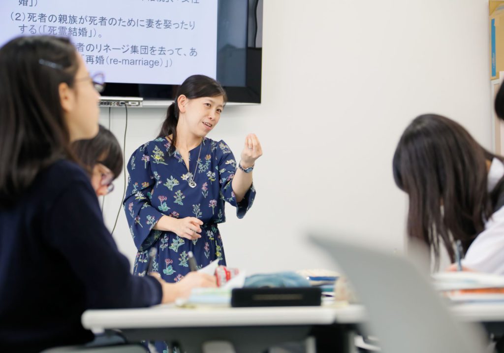 18 10 16 Fenics 7巻 社会問題と出会う の出張授業 桐朋女子高 フィールドワーカーシリーズ Fenics事務局便り Fenics